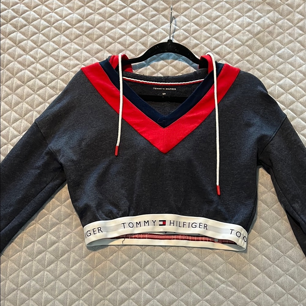 Tommy Hilfiger Red and Dark Gray V-Neck Cropped Sweatshirt